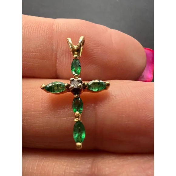14k gold emerald diamond cross pendant - Picture 6 of 11